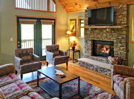 Beautiful Smoky Mountain Chalet with Game Room!, villa i Murphy