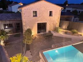 Maison chaleureuse avec piscine et parking, puhkemaja sihtkohas Saint-Gelais