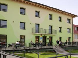 ATERPE KANPEZU HOSTEL, hostel in Santa Cruz de Campezo