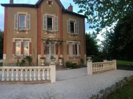 Le manoir de la Source au bord de l'EuroVélo 6