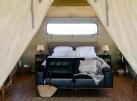 Mitchell Grass Retreat, luxury tent in Longreach
