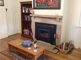 Amiens Cottage. Queenslander, charming, central., vacation home in Stanthorpe