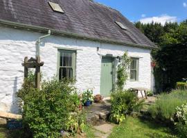Traditional 18th Century Welsh Cottage, hotel with parking in Llandovery