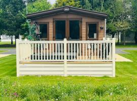 Brooksbank Lodge with Hot Tub โรงแรมราคาถูกในBarmby on the Moor