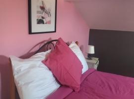 Chambre Pinky Elisabeth proche Paris, cheap hotel in Stains