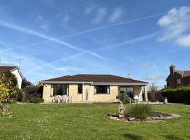 Spacious bungalow with large private garden, holiday home in Hilperton