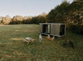 Parcel Tiny House I Ferme de Beaulieu, hótel með bílastæði í Vibraye