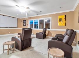 King bed, Home theater, pool table, game room, fireplace, vacation home in Charlotte