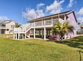 Walk to Ocean Coastal Home in Crystal Beach!, ξενοδοχείο σε Crystal Beach