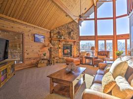 Lodge with Indoor Pool, Along Devils Lake Park、Merrimacの別荘