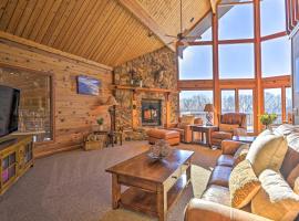 Lodge with Indoor Pool, Along Devils Lake Park, loma-asunto kohteessa Merrimac