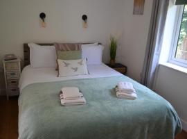 Number 3, Lytton Tree Lodge, Reydon, Southwold, hotel with parking in Reydon