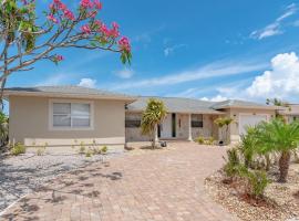 Mermaid Manor; Waterfront with Direct Ocean Access and Private Heated Pool, hôtel à Marco Island près de : Esplanade Shoppes