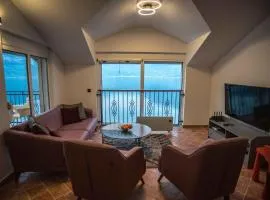 Modern Waterfront 3-Bed Apartment