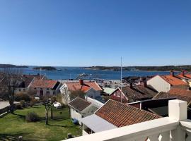 Vacker våning med havsutsikt i Strömstads centrum., hotel en Strömstad