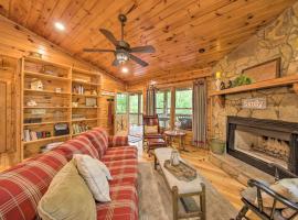 Peaceful Blue Ridge Cabin with Decks and Fire Pit, villa em Blue Ridge
