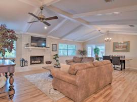 Inviting Home Less Than 9 Mi to Historic Dtwn Ocala!, cottage in Ocala Ridge