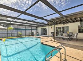 Lavish Holiday Home with Lanai and Heated Outdoor Pool, hotel in Holiday