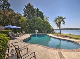 Impeccable Home with Dock and Pool on Lake Wateree!, parkolóval rendelkező hotel Camdenben