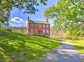Historic Hammond House with Wine Country View!, villa in Strasburg