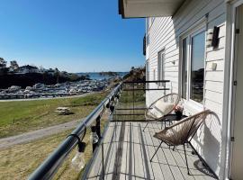Koselig leilighet med balkong og sjøutsikt., rantatalo kohteessa Grimstad