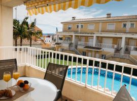 Townhouse with terraces and communal pool, chata v destinácii Gandía