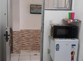 Sua Kitnet na Praia 12 Atenção PEQUENA Só prá dormir Ambiente Familiar Ar Cond TV Microondas Frigobar Internet Centro