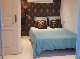 Chambre cosy avec salle de bain - Entrée privée, boîte à clé, holiday rental sa Roquebrune-sur Argens