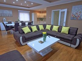 Holiday House Lana، كوخ في أوتوتشاتش