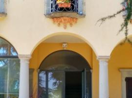 Villa Riva Lago - Apartment with parking, hotel vicino alla spiaggia a Tavernola Bergamasca