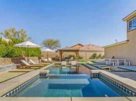 GAMEROOM, King Beds, Movie Projector, Heated Saltwater Pool, Golf and Games!, hotel in Indio