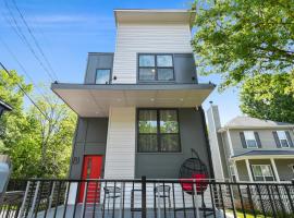 THE RED DOOR - Ultra Modern Atlanta Home - DesignedByDom, хотел близо до ЖП гара Inman Park-Reynoldstown, Атланта