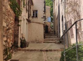 Logement neuf centre du village aux pieds du château, Landhaus in Grimaud