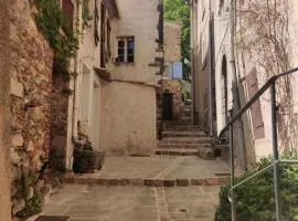 Logement neuf centre du village aux pieds du château