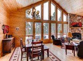 Serene Mountain Cabin Nestled Amongst the Pines - Alpenhaus, hotell i Fairplay