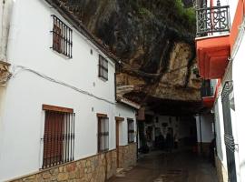 CASA ENROCADA, villa à Setenil de las Bodegas