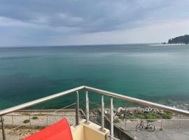 Appartement cosy les pieds dans l’eau, vue mer exceptionnelle, апартаменти у місті Крозон