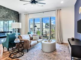 WanderJaunt - Luxe 3BR Townhouse with Roof Deck in Old East Dallas, vacation home in Dallas