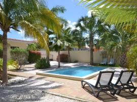 Relex Villa with private pool, hotel in Willemstad
