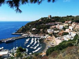 Appartamento al centro di Ustica, hotel en Ustica