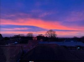 Sunset View, 2 bedrooms in the heart of Holt with parking, hotel Holtban