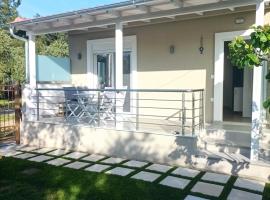 Villa Christos Family Bungalow Pachis Beach – hotel z parkingiem w mieście Pachis