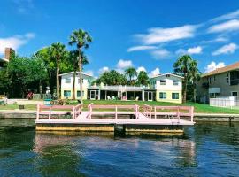 The Keys Bungalow On The Cotee River, cabana o cottage a Port Richey