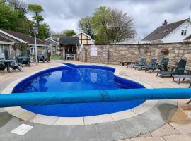 Heated Swimming Pool Looe Polperro Cornwall Holiday Home, hótel með bílastæði í Looe