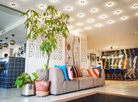 Hôtel Le Collonges TV connecté wifi Netflix, ρομαντικό ξενοδοχείο σε Μπριβ-λα-Γκαγιάρντ