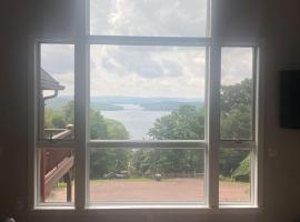 Primo Vista! Spectacular views, Dock Slip, Hot Tub, hotel em McHenry