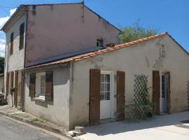 Maison de village entre estuaire et océan, hotel with parking in Saint-Yzans-de-Médoc