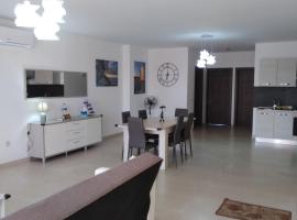 Paradise, hotel with parking in Għajnsielem