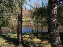 La CABANE AUX ECREVISSES - LES PIEDS DANS L'EAU, hotelli kohteessa Châteauneuf-les-Bains