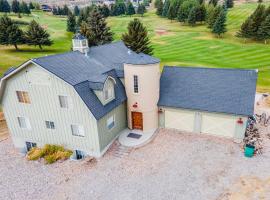 Massive Cabin with Game Room, 1 Mi to Bear Lake, proprietate de vacanță aproape de plajă din Garden City